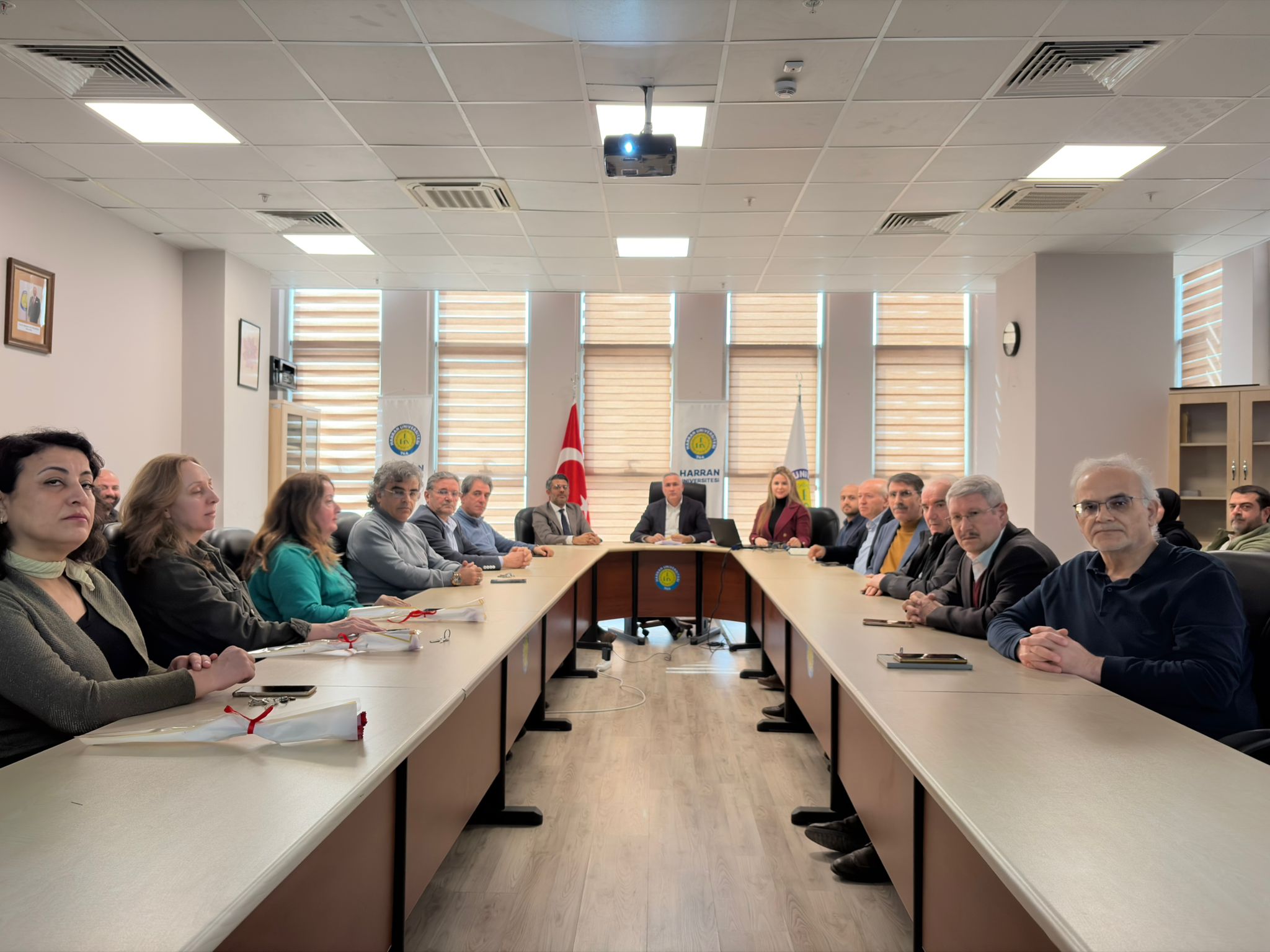 FAKÜLTEMİZ DERGİSİ ECONHARRAN'IN GEÇMİŞ YAYIN PROFİLİ/İŞLEYİŞİ/DERGİ ADININ DEĞİŞTİRİLMESİ VE-VEYA KAPATILMASINA İLİŞKİN DEĞERLENDİRME TOPLANTISI YAPILDI