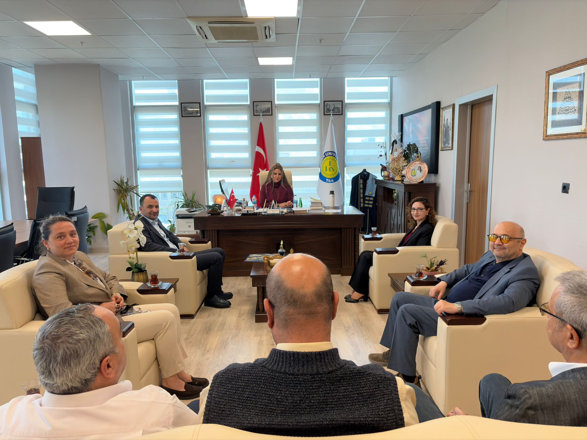“GELECEĞİM: ÖĞRENCİ-MEZUN BULUŞMASI” ETKİNLİĞİ SONRASINDA İKTİSAT BÖLÜMÜ MEZUNLARIMIZDAN DEKANLIĞIMIZA ZİYARET*