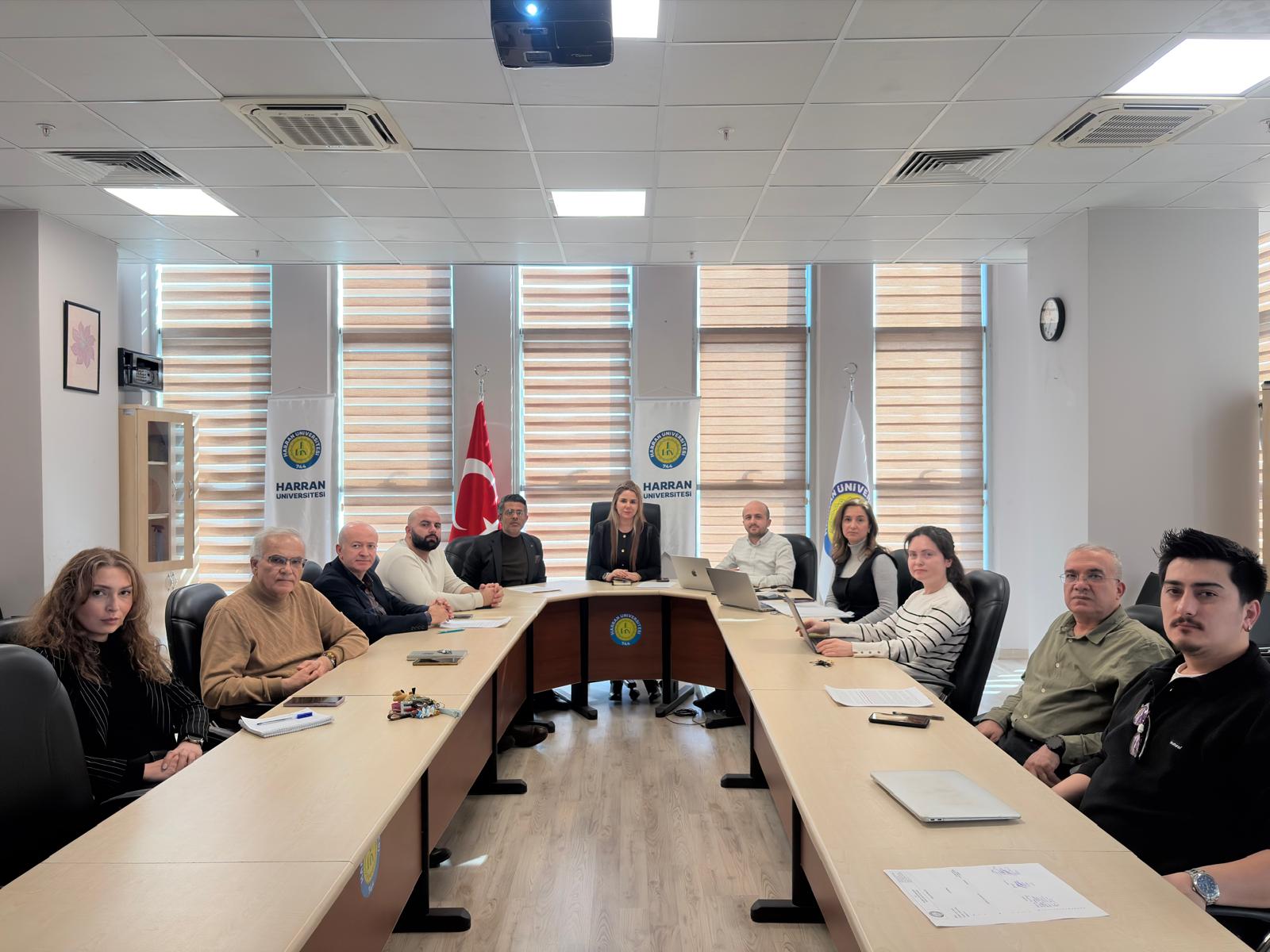 MALİYE BÖLÜMÜ ÖĞRETİM ELEMANLARININ KATILIMIYLA AKREDİTASYON SÜRECİNE İLİŞKİN DEĞERLENDİRME TOPLANTISI YAPILDI