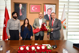 Harran Üniversitesi Vox Humanis Korosu, Rektörümüz Prof. Dr. Mehmet Tahir Güllüoğlu ile birlikte Şanlıurfa Büyükşehir Belediye Başkanı Mehmet Kasım Gülpınar’ı ziyaret ettiler