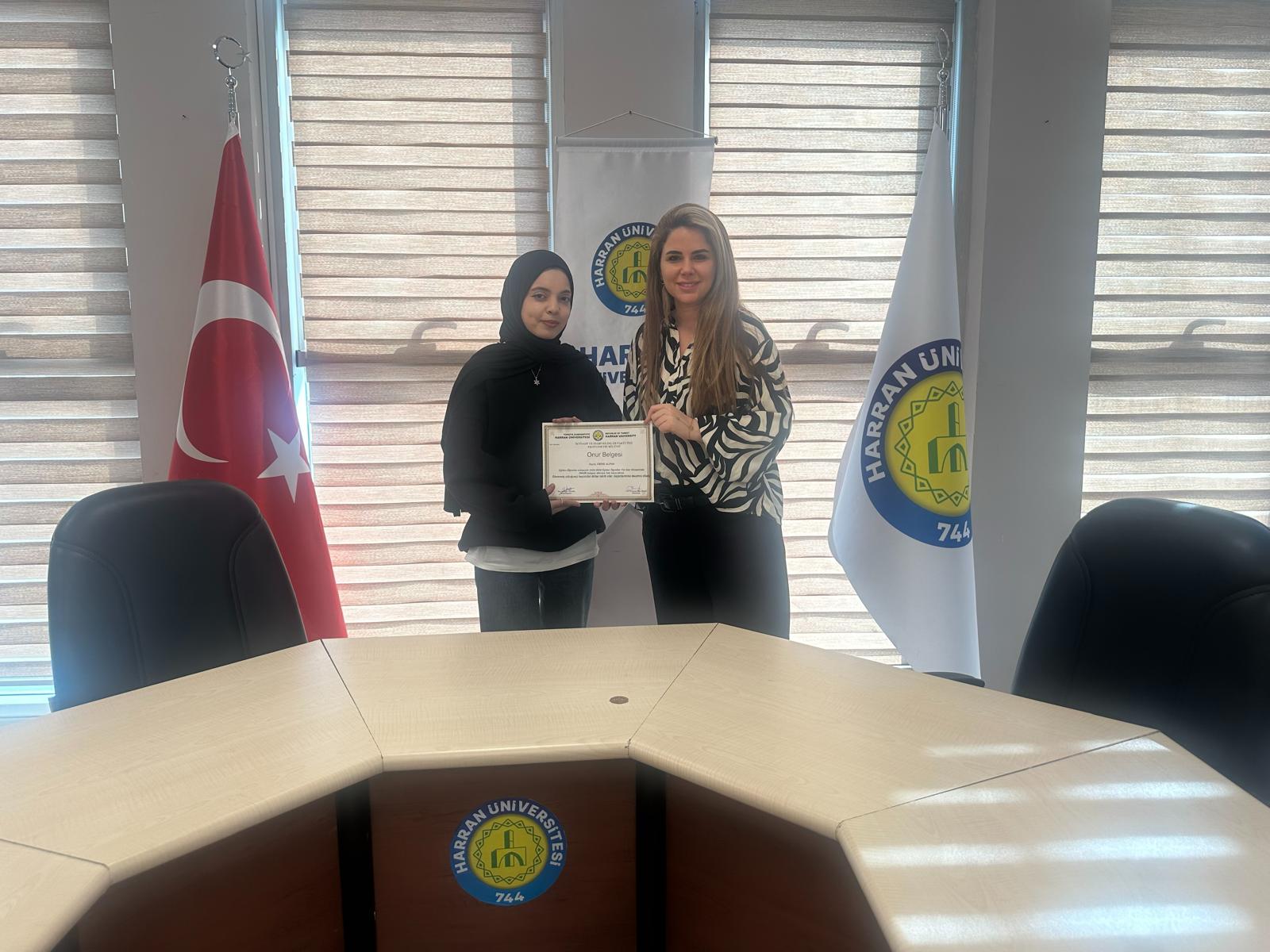 ÜSTÜN BAŞARI GÖSTEREN ÖĞRENCİMİZ EMİNE ALPAK'A ONUR BELGESİ TAKDİM EDİLDİ