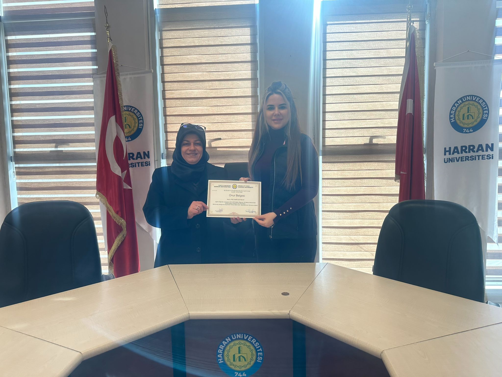 ÜSTÜN BAŞARI GÖSTEREN ÖĞRENCİMİZ AYŞE SIDIKA BAYGELDİ’YE ONUR BELGESİ TAKDİM EDİLDİ