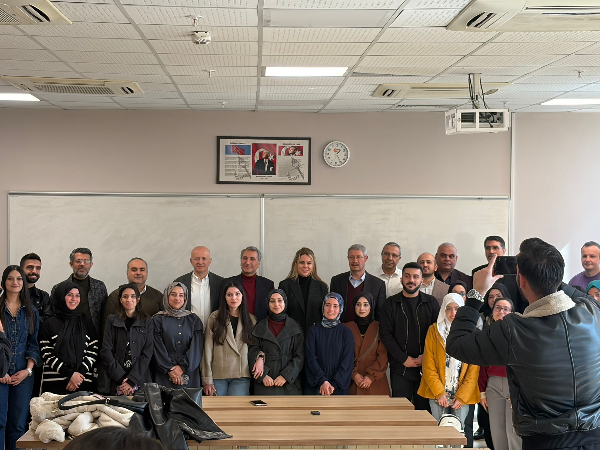 EKONOMİ KULÜBÜ ÖĞRENCİLERİ TARAFINDAN DÜZENLENEN "KARİYER YOLCULUĞU: FARKLI DURAKLAR SÖYLEŞİSİ" ETKİNLİĞİNE FAKÜLTE HOCALARIMIZDAN TAM DESTEK