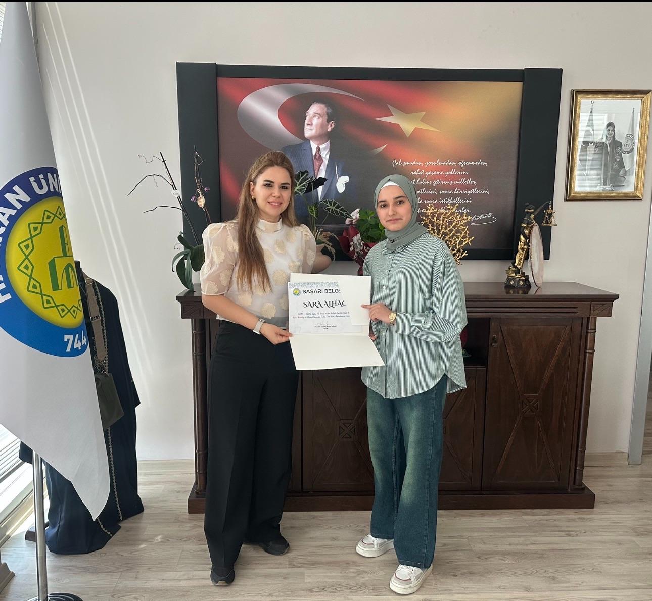 2025-2026 EĞİTİM-ÖĞRETİM YILI MEZUNU İKTİSAT BÖLÜMÜ BİRİNCİSİ SARA ALHAC’A BAŞARI BELGESİ TAKDİM EDİLDİ