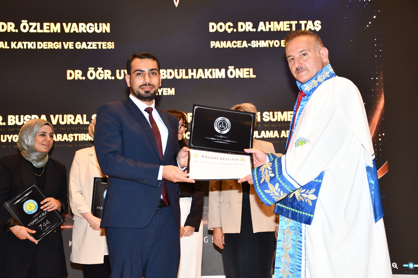 HAYEM'in gerçekleştirdiği başarılı çalışmalar dolayısıyla Rektörümüz Prof. Dr. Mehmet Tahir Güllüoğlu tarafından, Merkez Müdürümüz Dr. Öğr. Üyesi Abdulhakim Önel'e başarı belgesi takdim edildi.