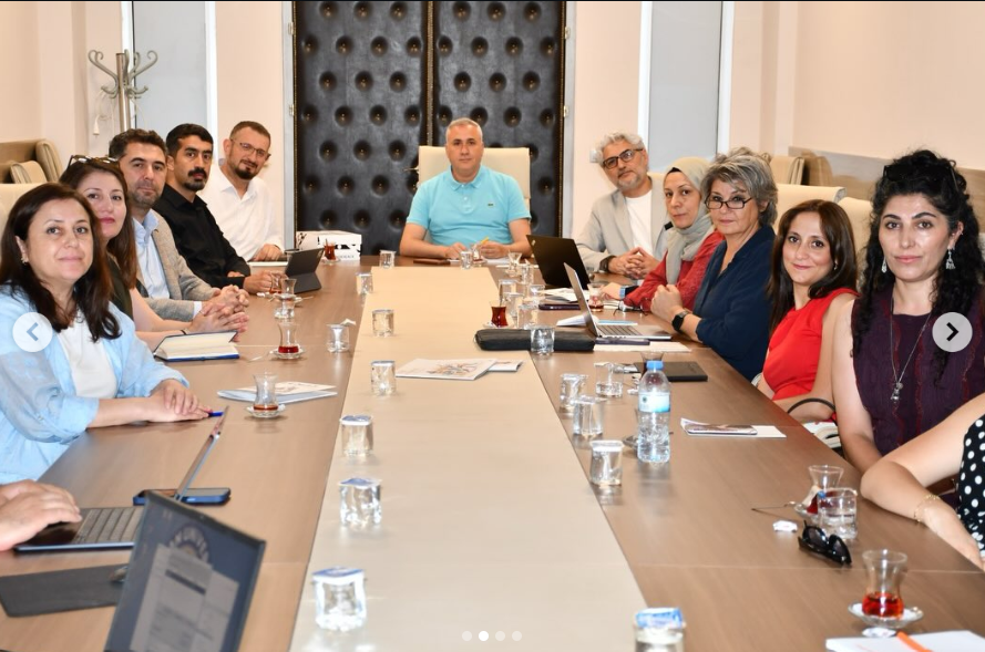 Meslek Yüksekokulumuz, Üniversitemiz ile FLO Mağazacılık arasında üniversite-sektör iş birliği toplantısında yer aldı