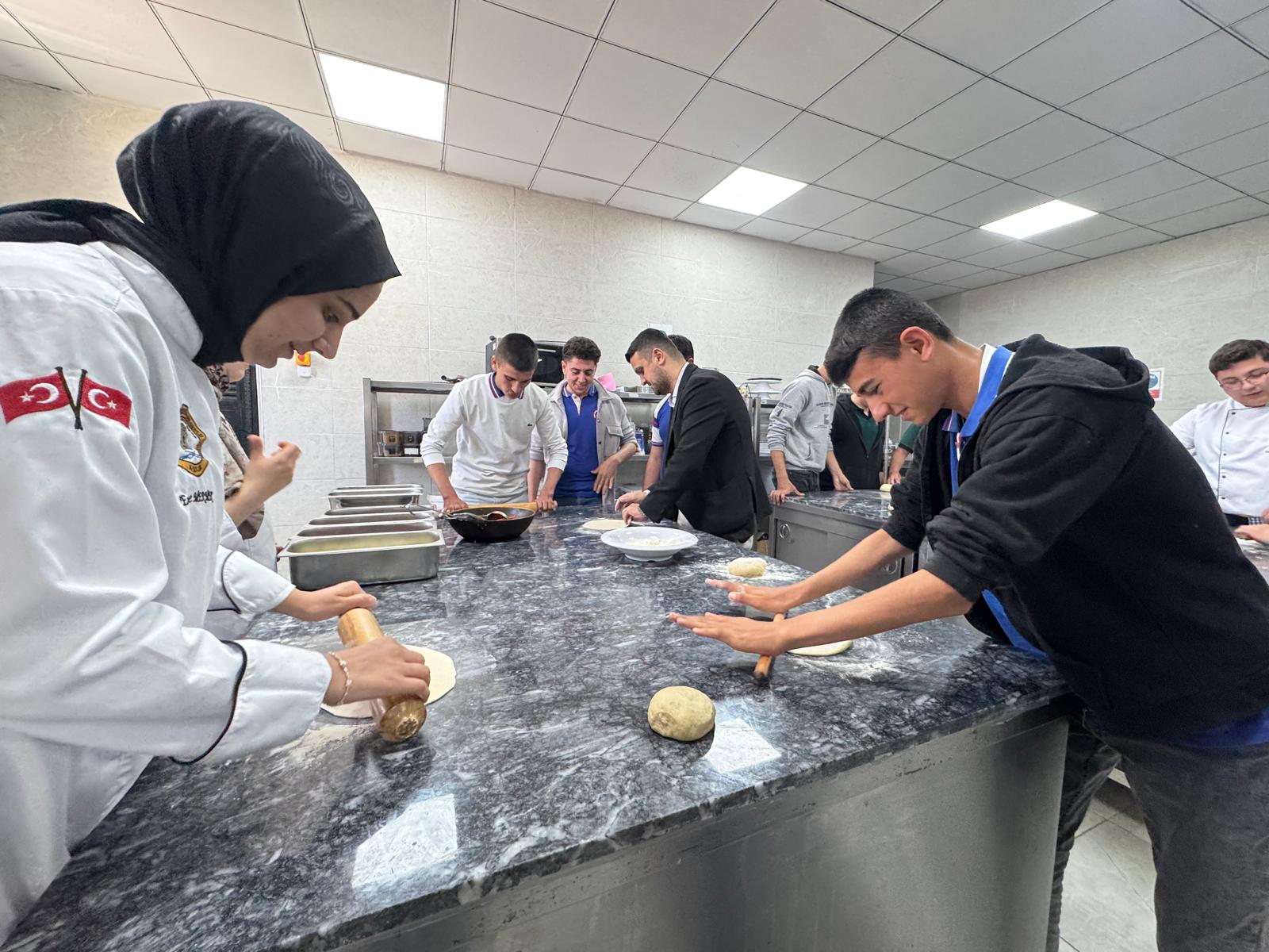 Halfeti Selahaddin Eyyübi Anadolu İmam Hatip Lisesi Öğrencilerinden Halfeti MYO’ya Ziyaret