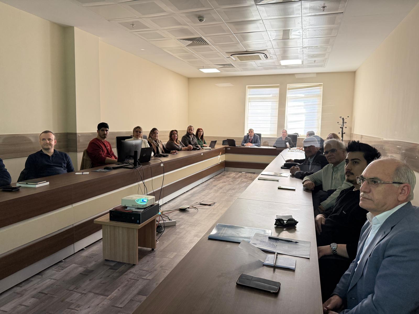 FAKÜLTEMİZİN 2025 YILI 2. DÖNEM KYBS VE PERFORMANS DEĞERLENDİRME SUNUMU GERÇEKLEŞTİRİLDİ