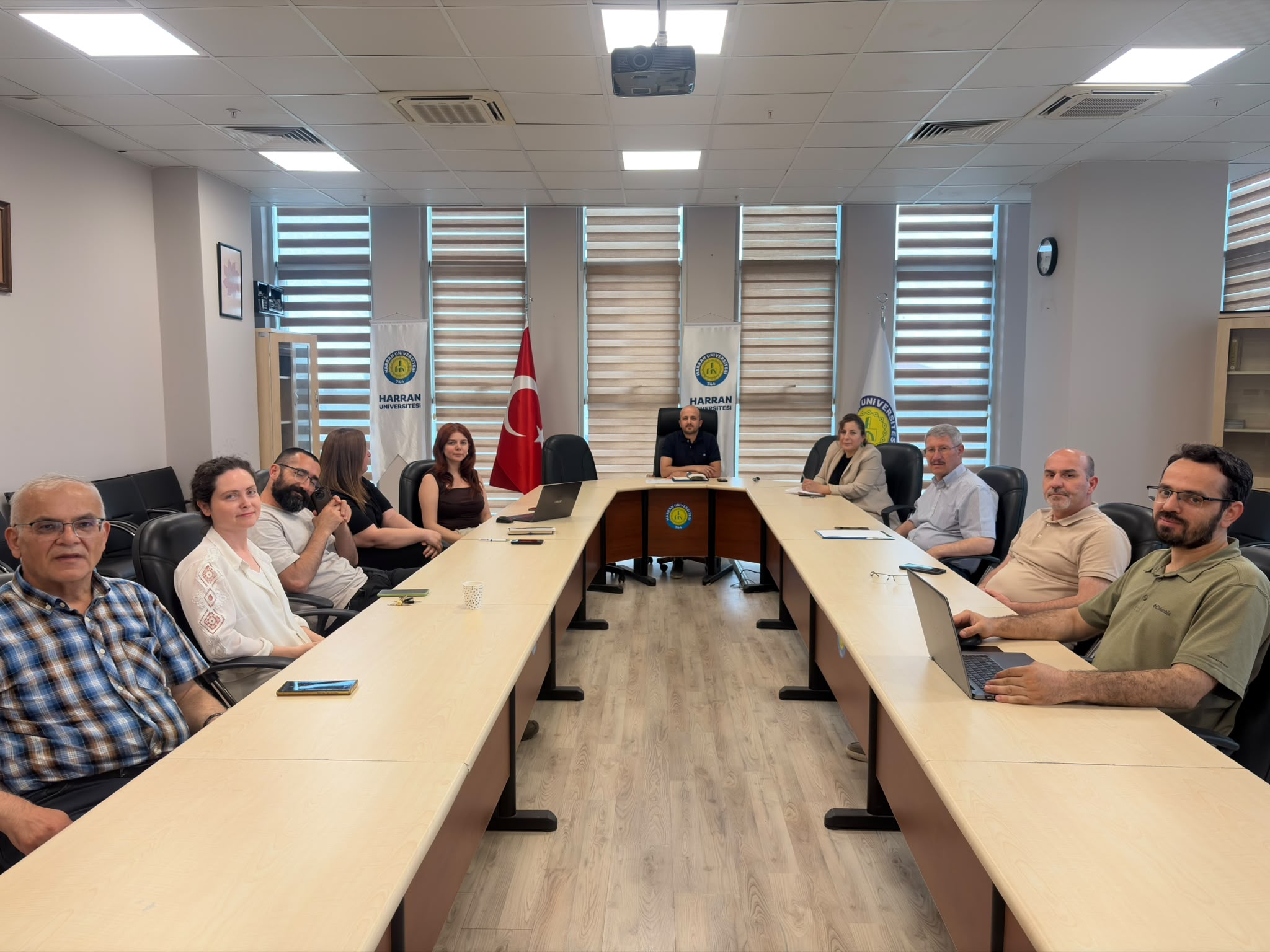 2025-2026 BAHAR DÖNEMİ DERS DEĞERLENDİRME ANKETLERİ RAPORLARINA YÖNELİK BÖLÜMLER ARASI İSTİŞARE TOPLANTISI YAPILDI