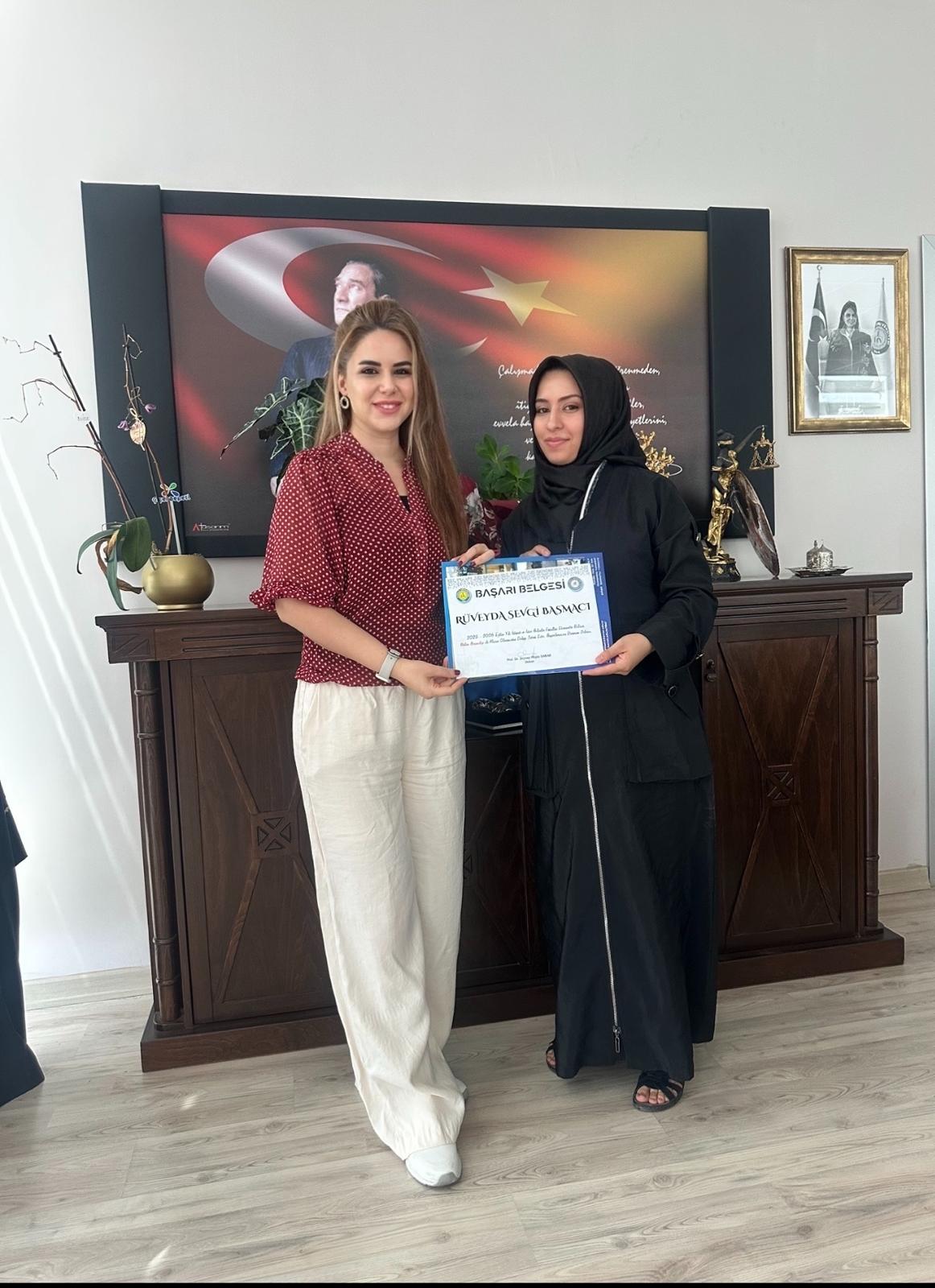 2025-2026 EĞİTİM-ÖĞRETİM YILI MEZUNU EKONOMETRİ BÖLÜMÜ BİRİNCİSİ RÜVEYDA SEVGİ BASMACI’YA BAŞARI BELGESİ TAKDİM EDİLDİ