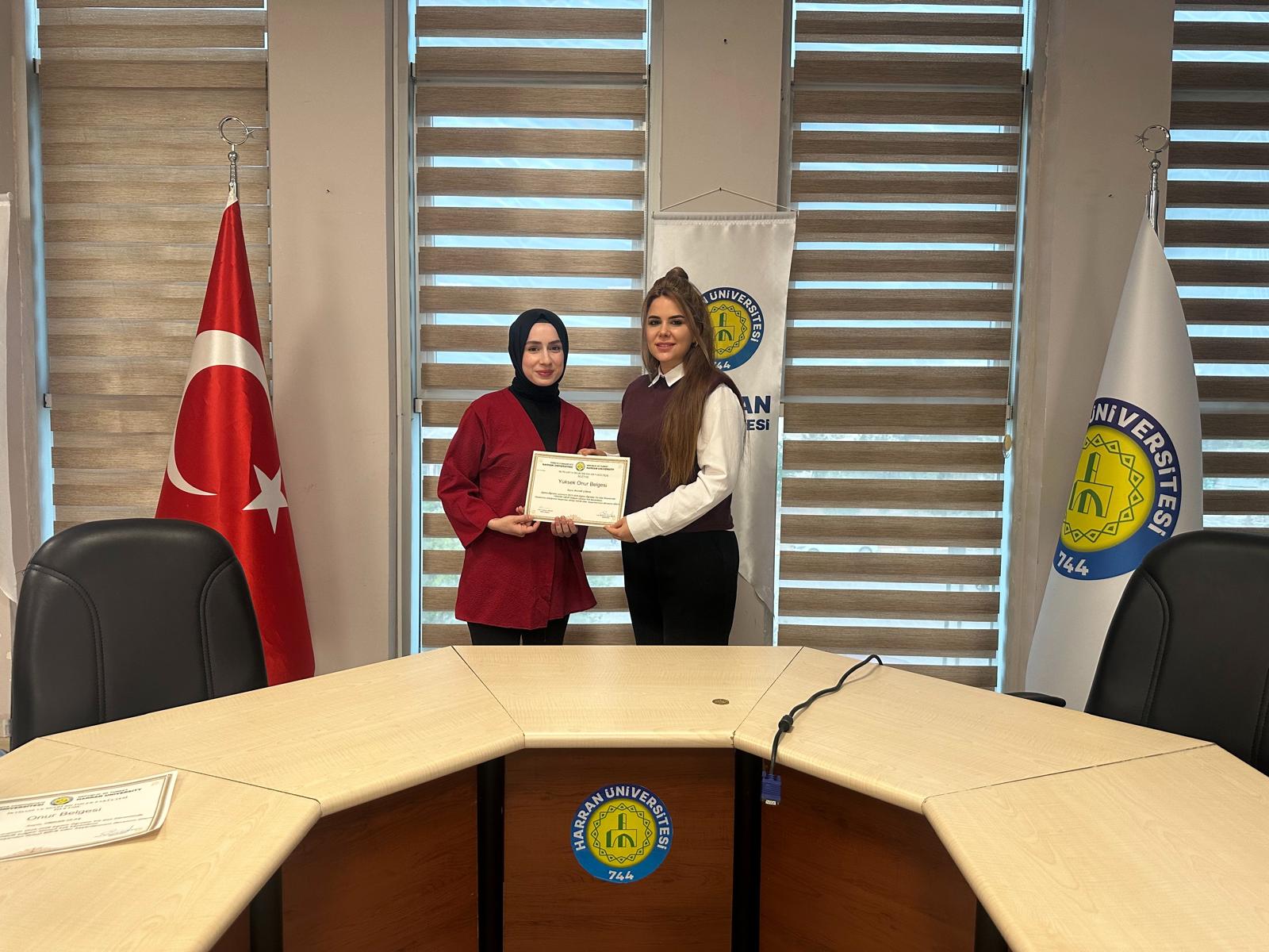 ÜSTÜN BAŞARI GÖSTEREN ÖĞRENCİMİZ BAHAR ÇOBAN'A YÜKSEK ONUR BELGESİ TAKDİM EDİLDİ