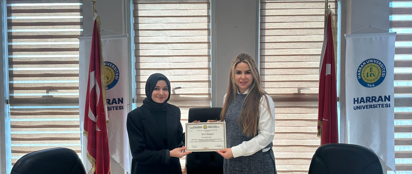 ÖĞRENCİLERİMİZ YAŞAR BEREKET VE ZEYNEP CENGİZ’E ONUR BELGELERİ TAKDİM EDİLDİ