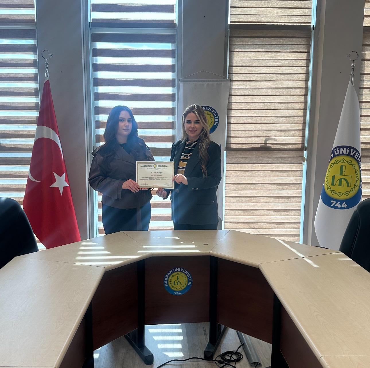 ÜSTÜN BAŞARI GÖSTEREN ÖĞRENCİMİZ BEYZA NUR ÖKSÜZ'E ONUR BELGESİ TAKDİM EDİLDİ